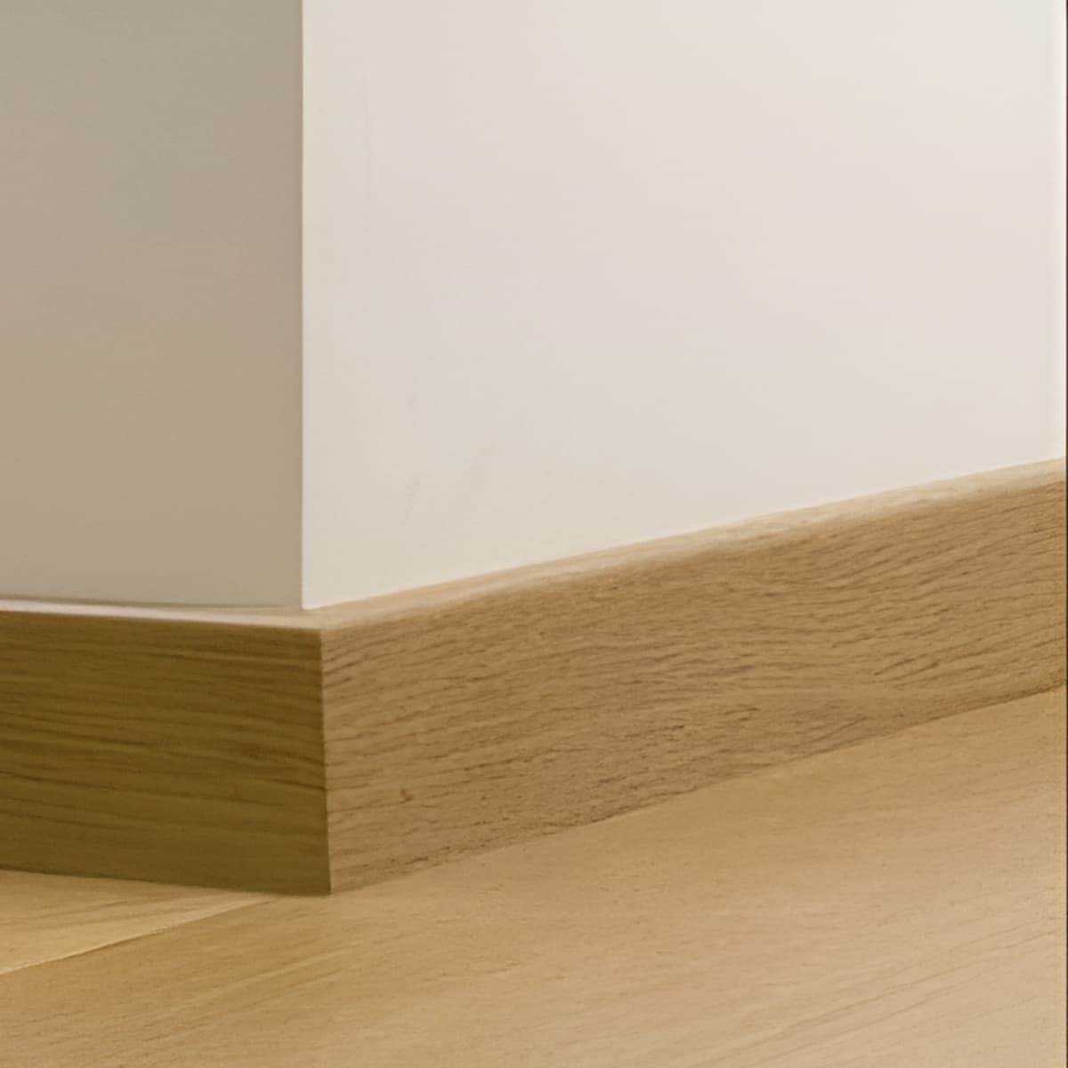 Plinthes MDF chêne verni 12x80